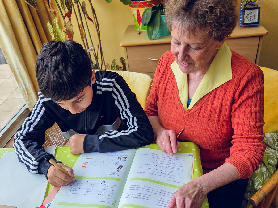 Vrijwilliger Lieve Bedeer met 1 van haar leerlingen.